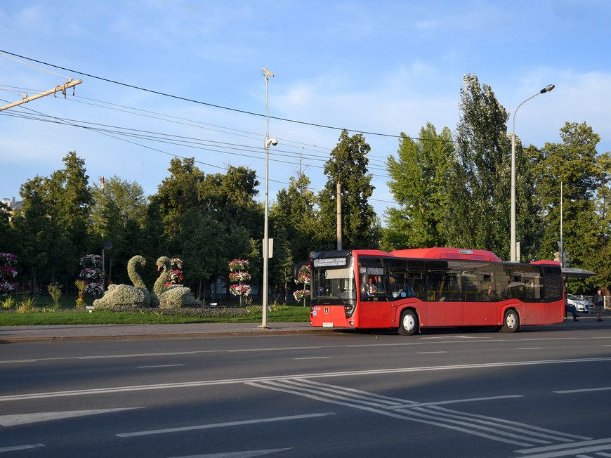 На остановке Файзи в Казани из автобуса выпала женщина и девочка