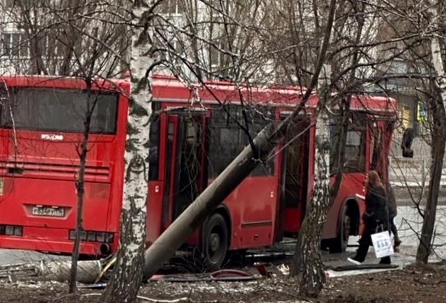 В Казани водитель автобуса маршрута №35 потерял сознание и влетел в столб