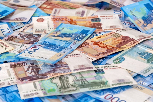 В Набережных Челнах средняя зарплата снизилась до 58 400 рублей