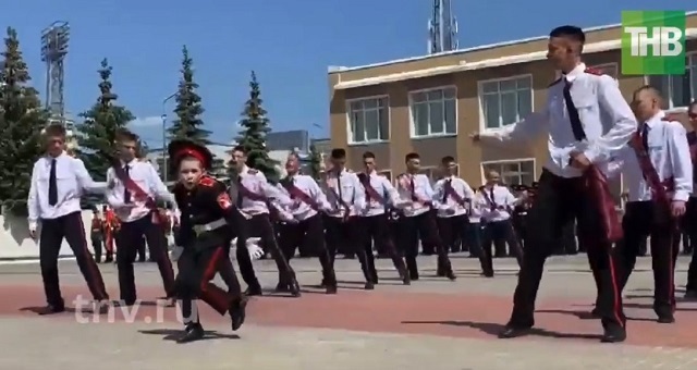 Танец Майкла Джексона в исполнении кадета из Татарстана завирусился в сети