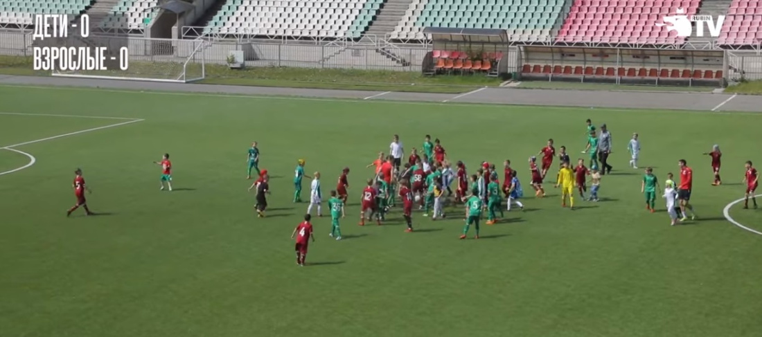 "Рубин" уенчылары балалар белән гадәти булмаган матч уздырды - видео