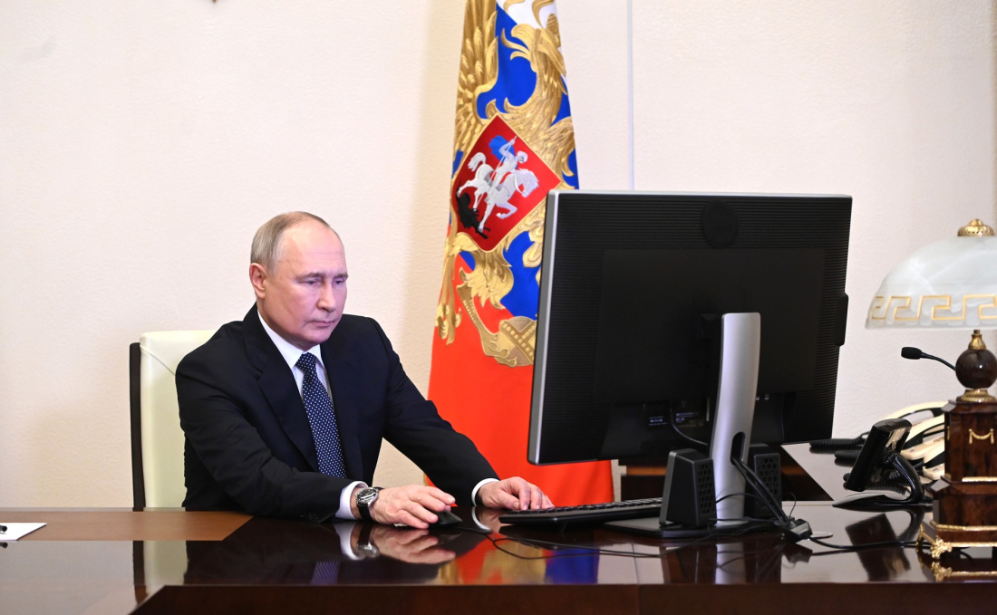 Владимир Путин Россия Президентын сайлауда онлайн тавыш бирде 
