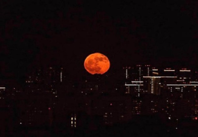 Устрашающе-манящая «кровавая» Луна повисла в небе над Казанью
