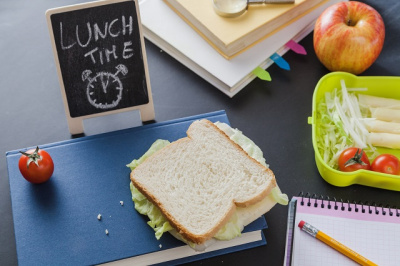 Что положить ребенку в школу на перекус без вреда для здоровья?