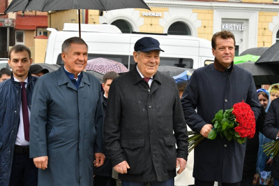 Рустам Минниханов и Минтимер Шаймиев возложили цветы к памятнику Габдулле Тукаю в Казани
