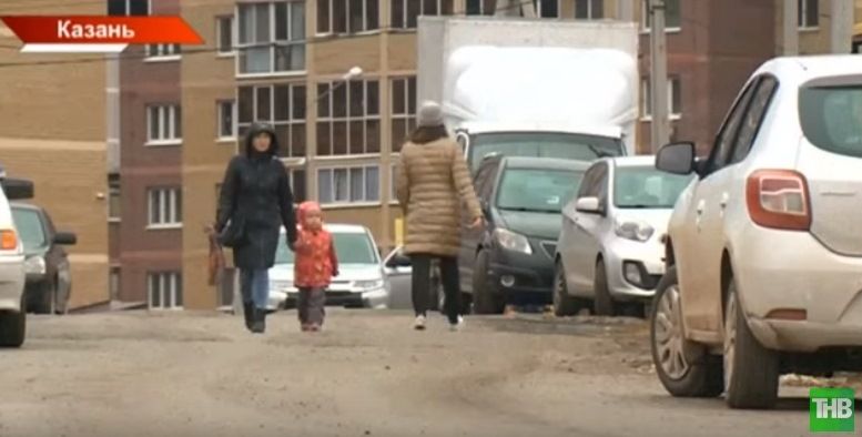 В садик поселка Большие Клыки дети ходят по проезжей части (ВИДЕО)