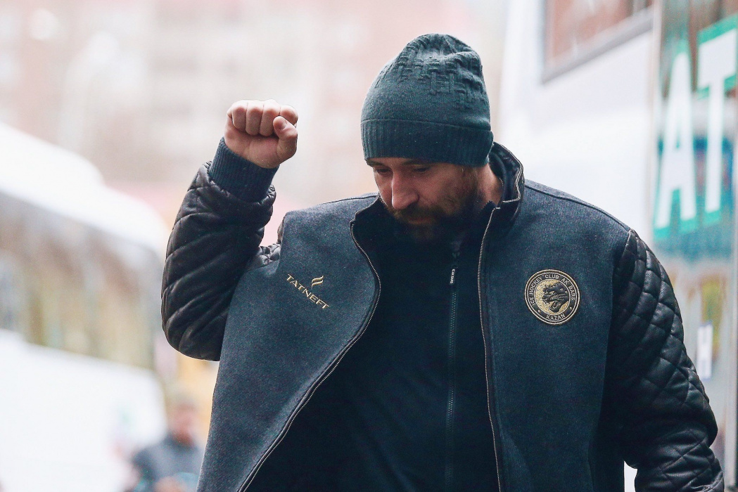 Данис Зарипов побил Линуса Умарка в "Зеленом дерби"