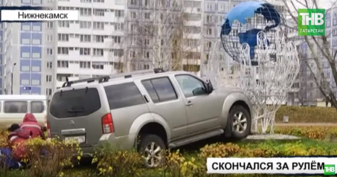 Водитель внедорожника врезался в металлическую стеллу и погиб в Нижнекамске (ВИДЕО)