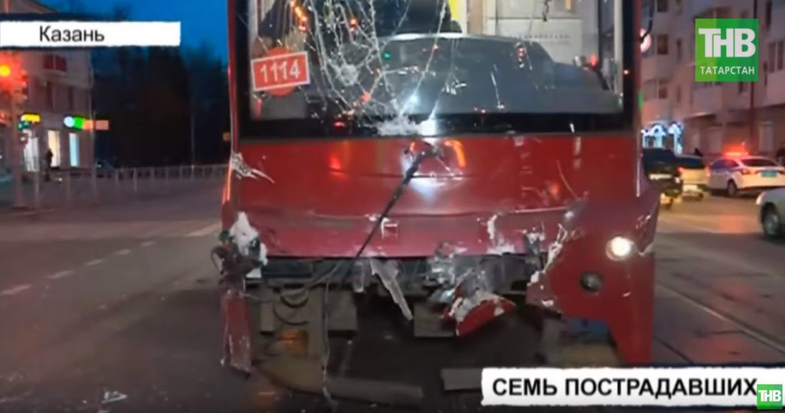 Семь человек пострадали в результате столкновения троллейбуса и трамвая в Казани (ВИДЕО)