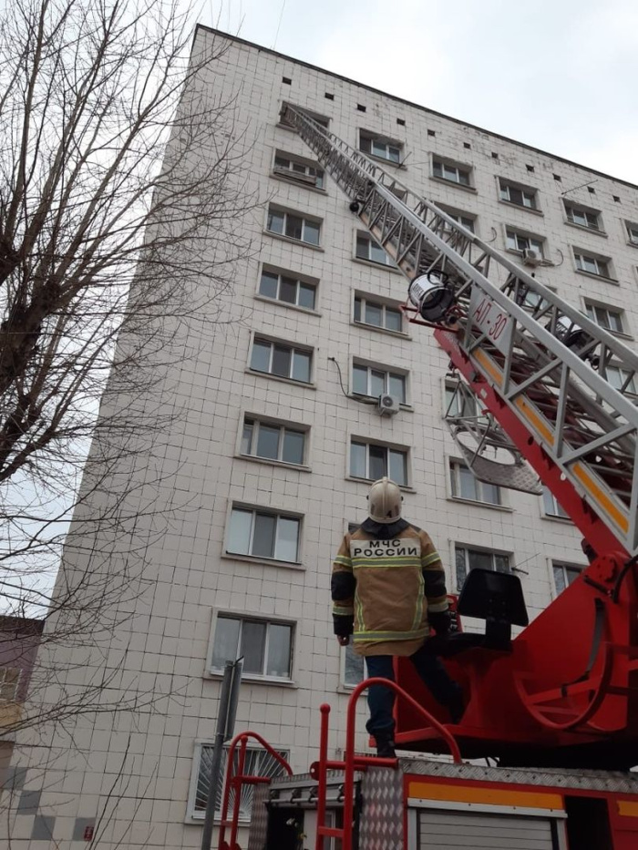 В Казани на Назарбаева загорелась квартира на 4-м этаже