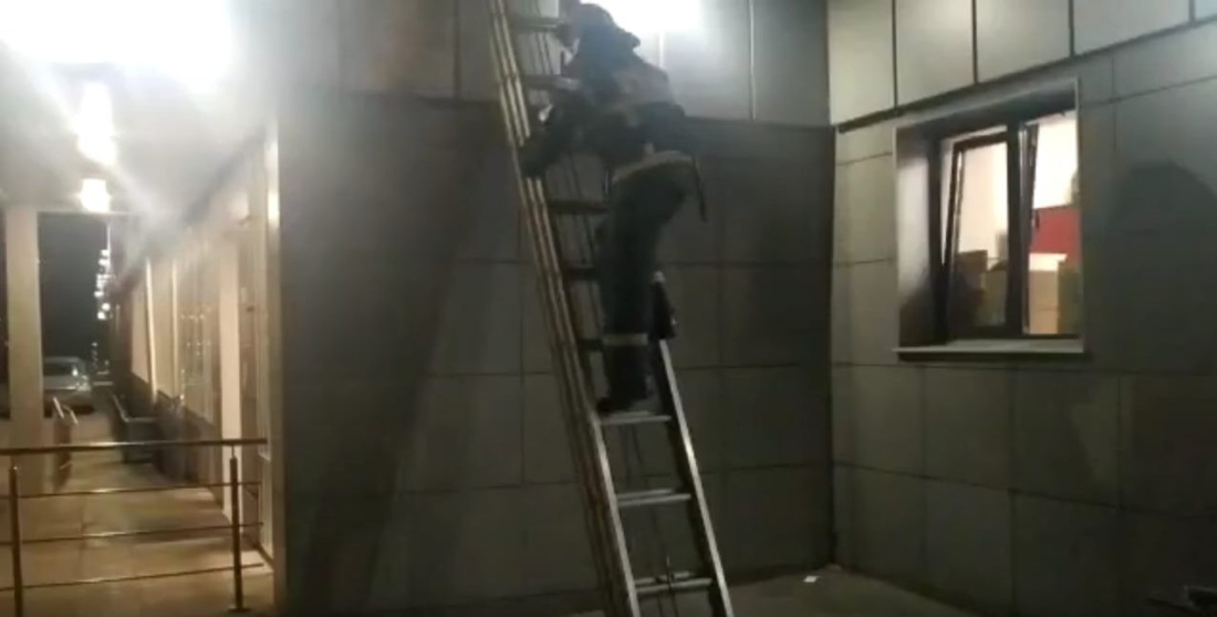 Пожарные спасли 6-летнего мальчика, запертого на балконе в Казани (ВИДЕО)