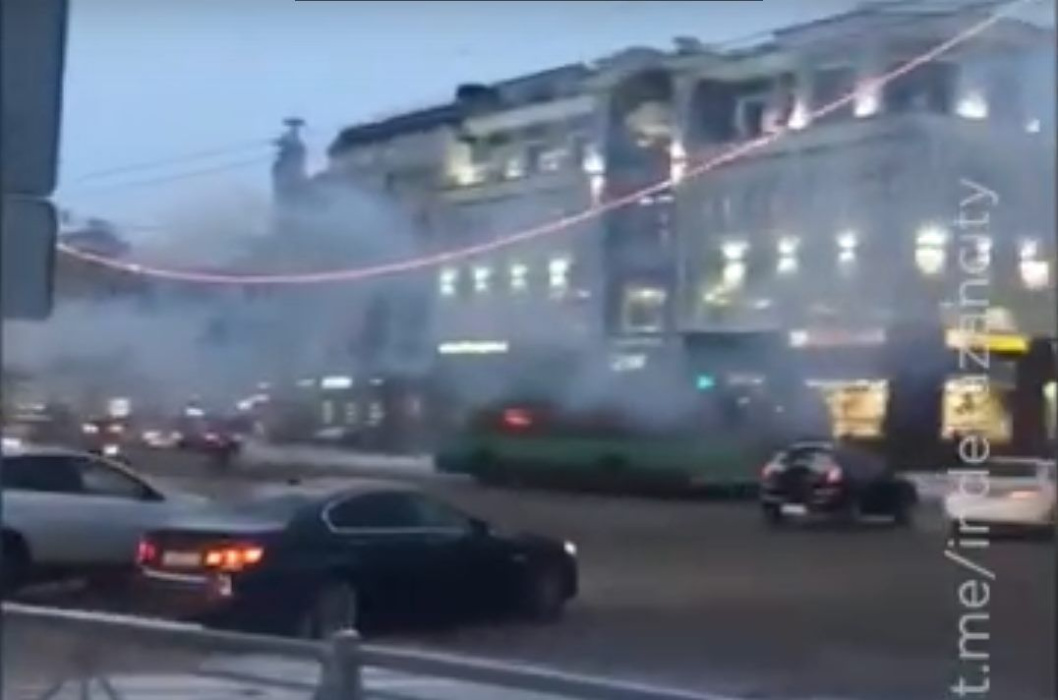 Движение транспорта в Казани парализовало из-за обрыва провода (ВИДЕО)