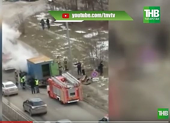 В Казани на улице Ломжинской загорелся грузовик аварийных служб (ВИДЕО)