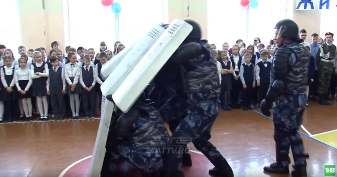 «Палкой бей»: Спецназ ФСИН показал детям приемы разгона демонстрантов (ВИДЕО)