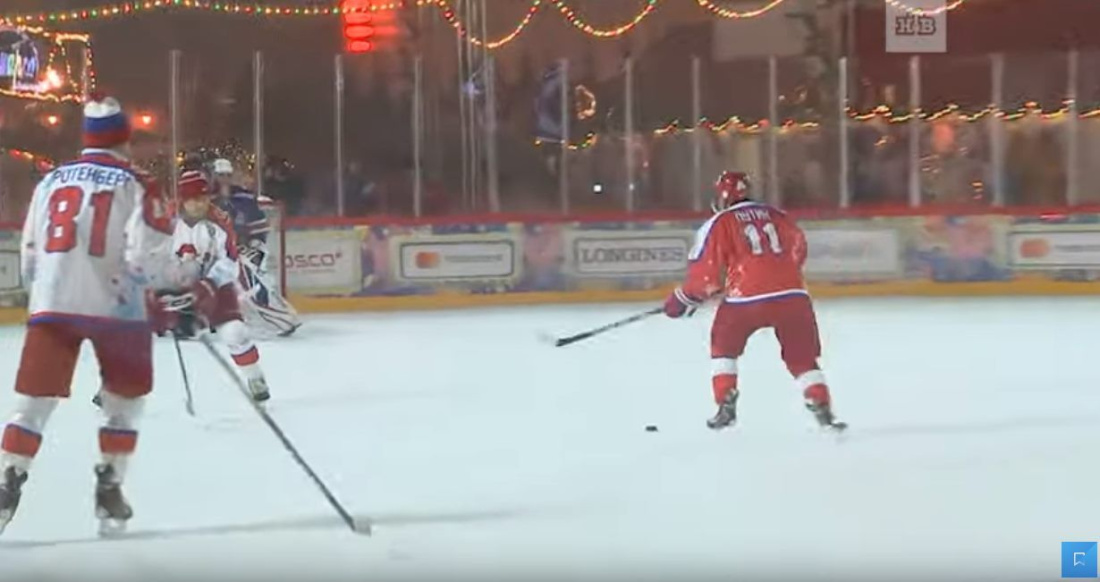 Владимир Путин сыграл в хоккей на Красной площади (ВИДЕО) 