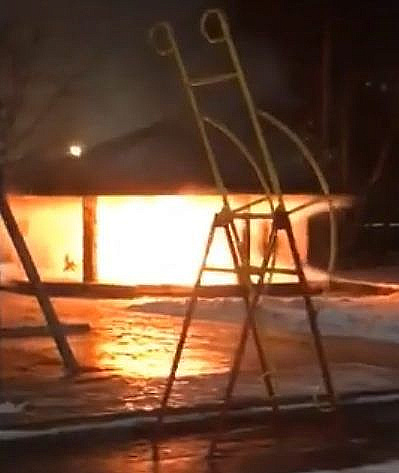 Ночью в Казани сгорела детская площадка в Дербышках (ВИДЕО)
