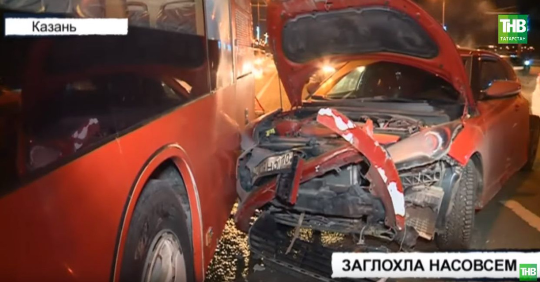 В Казани автобус превратил в груду металла иномарку (ВИДЕО)