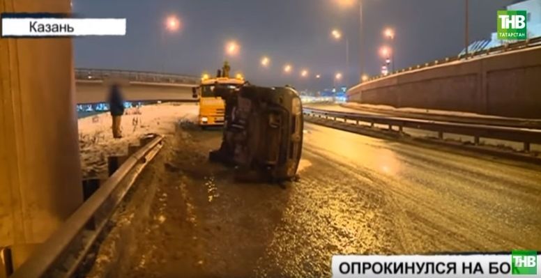 В Казани на Кремлевской дамбе опрокинулся Renault DUSTER (ВИДЕО)