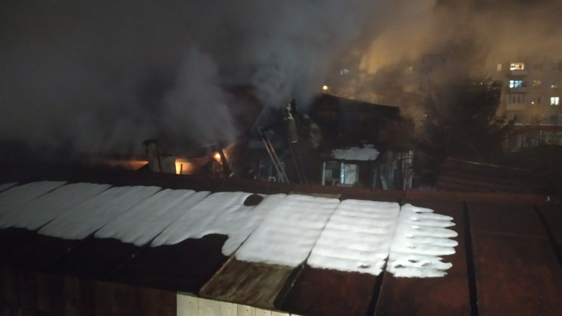 В Казани сгорел частный дом, 9-летний мальчик попал в больницу