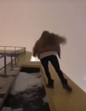 Девушка в Набережных Челнах чуть не сорвалась с крыши 17-этажки (ВИДЕО)