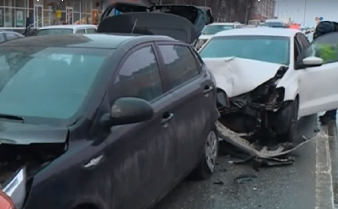 В Казани лихач на "Фольксвагене" протаранил стоящие на светофоре автомобили