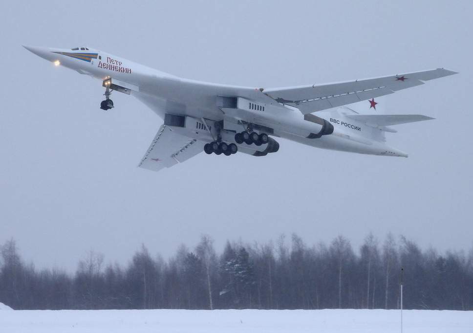 Минобороны РФ опубликовало видео тестового полета Ту-160М над Казанью