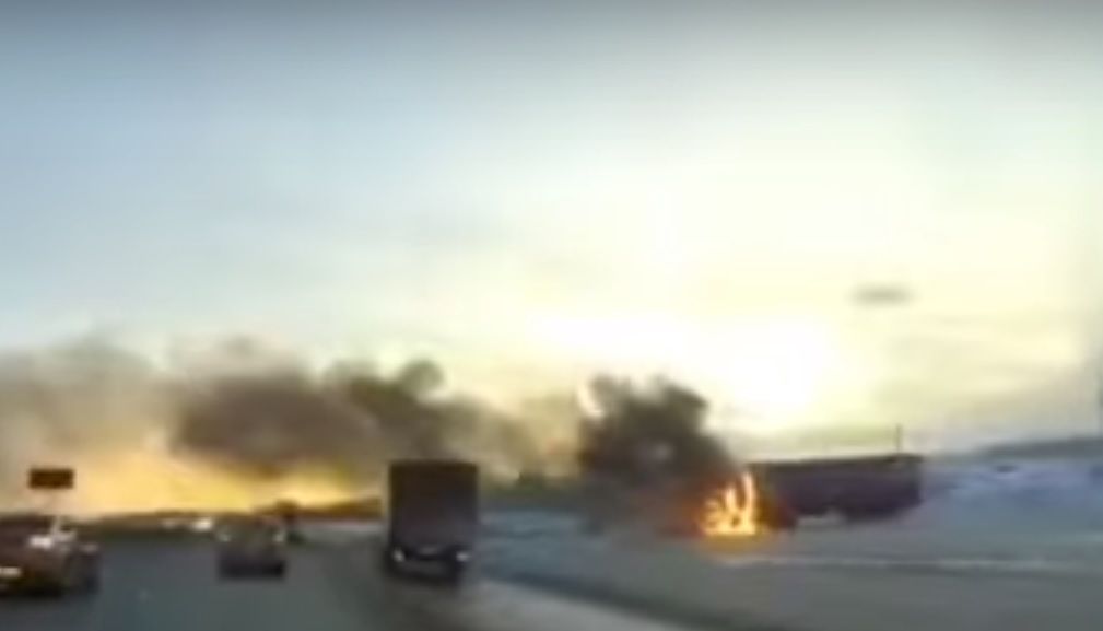 На трассе М7 под Казанью очевидцы сняли на видео объятую огнем фуру