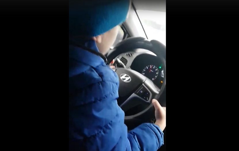 В Татарстане осудят женщину, усадившую ребенка за руль мчавшегося на скорости автомобиля