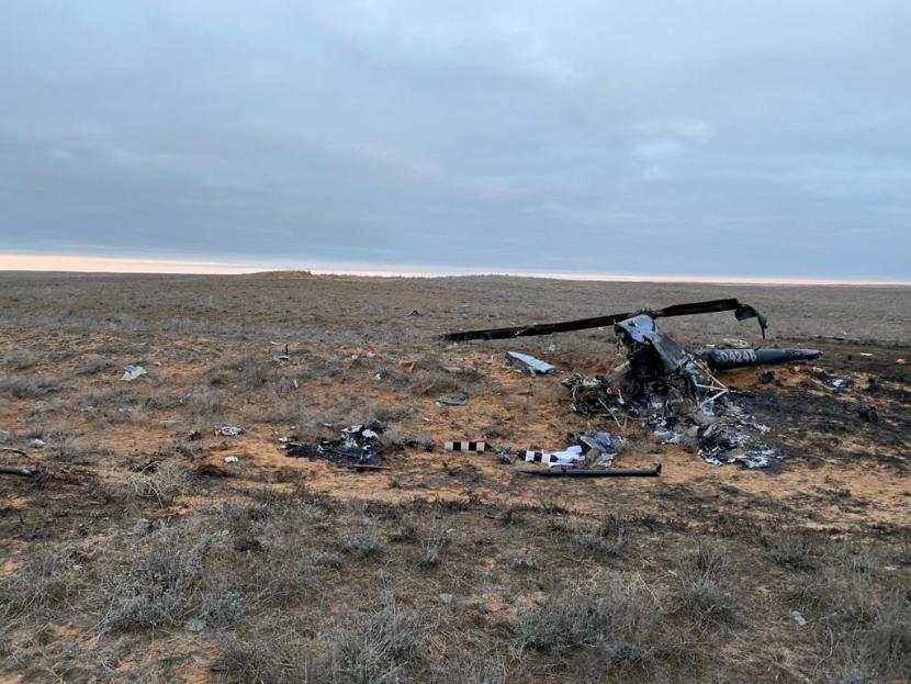МЧС: при крушении вертолета в Астраханской области погиб пилот
