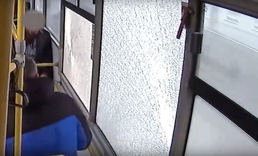 В Казани неизвестные обстреляли автобус из пневматики – видео