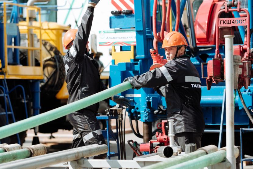 Цены на нефть продолжили падение, курс доллара – 77 рублей, евро – 85 рублей