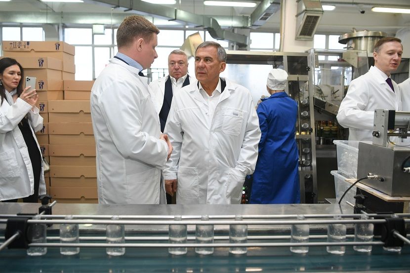 Минниханов поручил обеспечить торговые и аптечные сети антисептиками