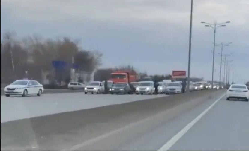 Большая пробка скопилась на въезде в Казань, движению машин препятствует ГИБДД