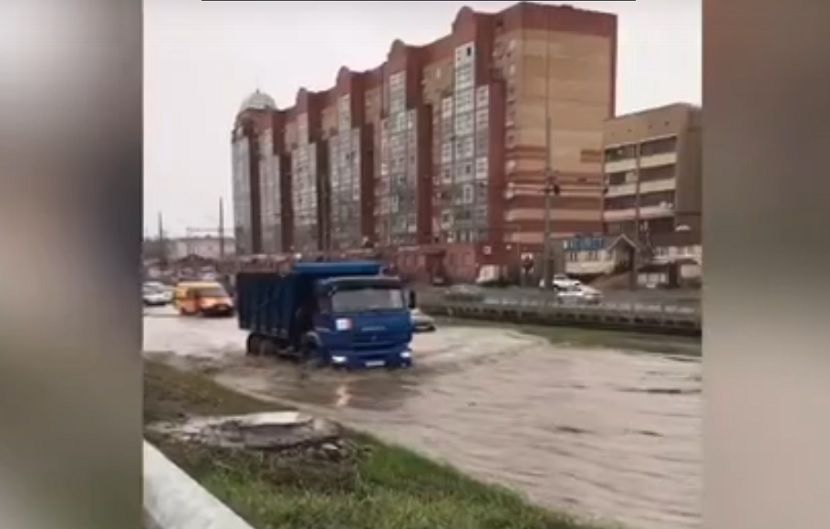 Несколько улиц Казани затопило после проливного дождя