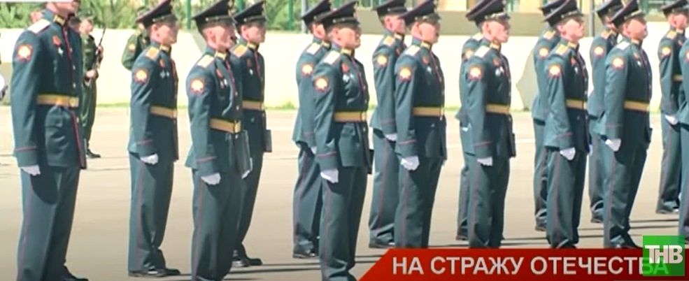 Более 140 офицеров Казанского танкового училища получили лейтенантские погоны - видео