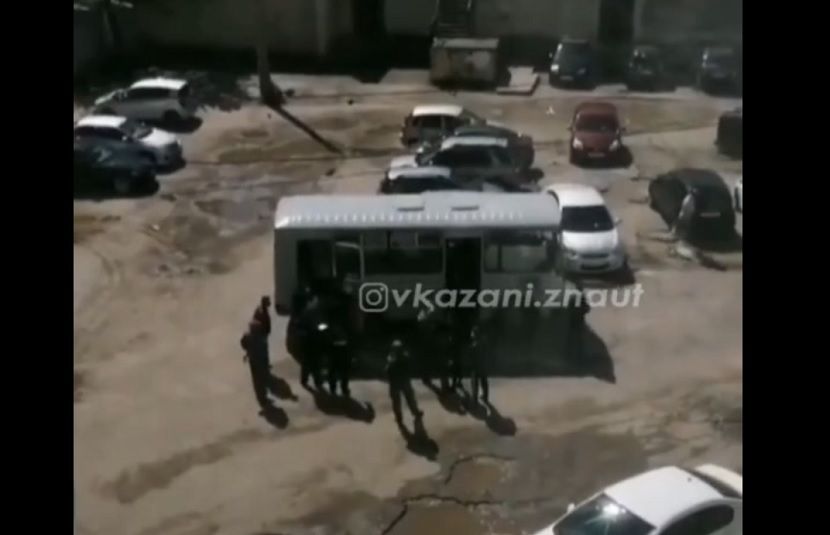 Видео: в одном из жилых массивов Казани проходит полицейский рейд