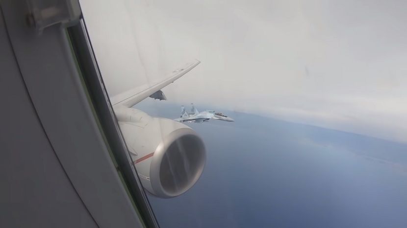 США опубликовали видео перехвата истребителями Су-35 американского самолета 