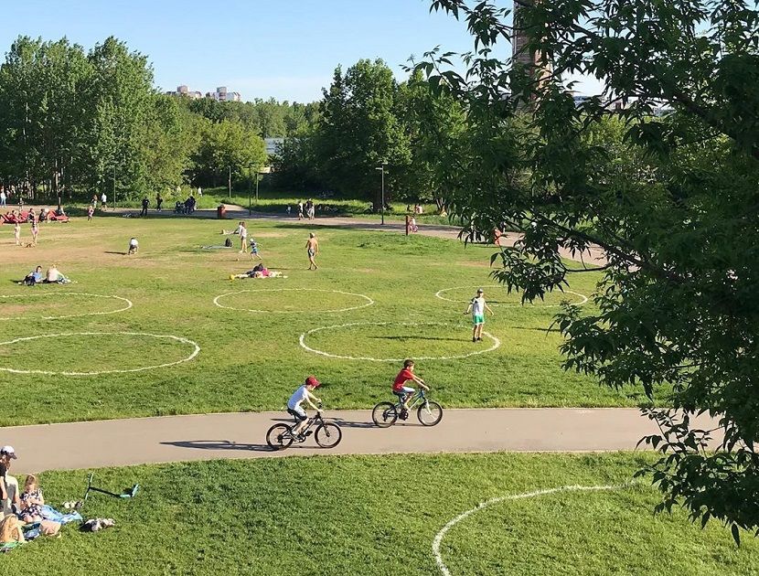 Для соблюдения дистанции в парках Казани нанесли круги на газонах