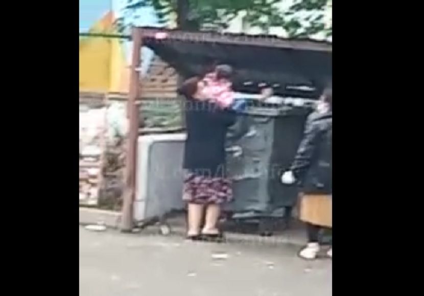 Прокуратура РТ проверит видео с ребенком, достающим просрочку из бака с мусором