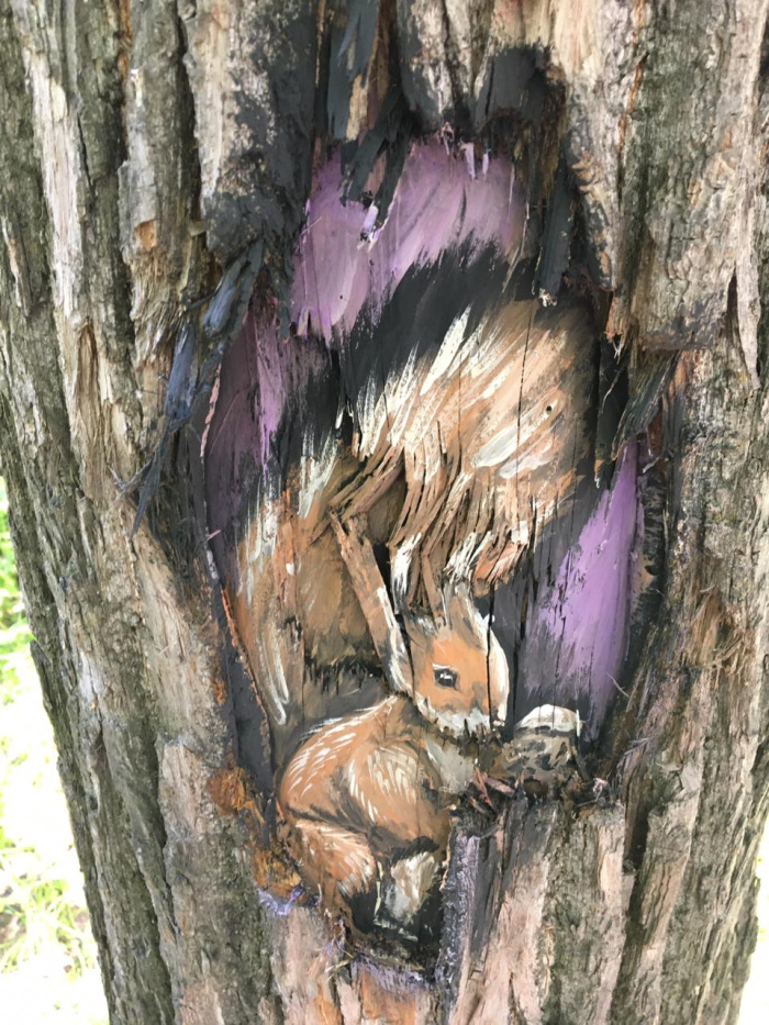«Дар в честь 100-летия ТАССР»: художница из Зеленодольска создала картины прямо на деревьях 