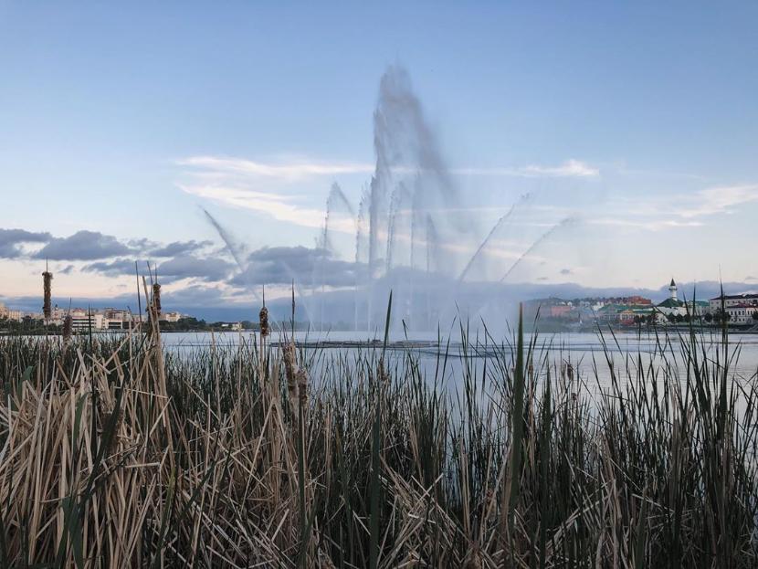 Последним в Казани запустили самый большой фонтан на озере Кабан