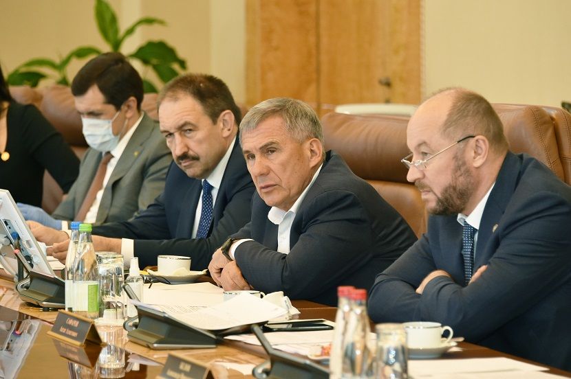 Минниханов поручил разработать план по восстановлению экономики Татарстана