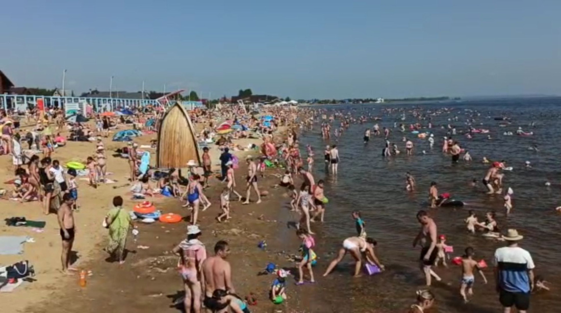 «Столбик термометра на улице – повод забыть о коронавирусе»: татарстанцы купаются и загорают на местных пляжах - видео