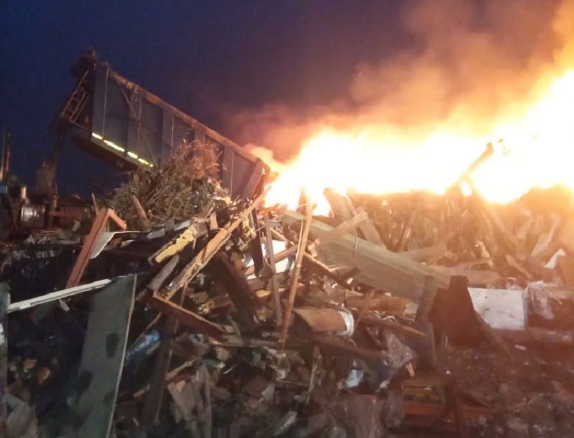 В МЧС поделились записью с ночного пожара на полигоне ТБО в Казани