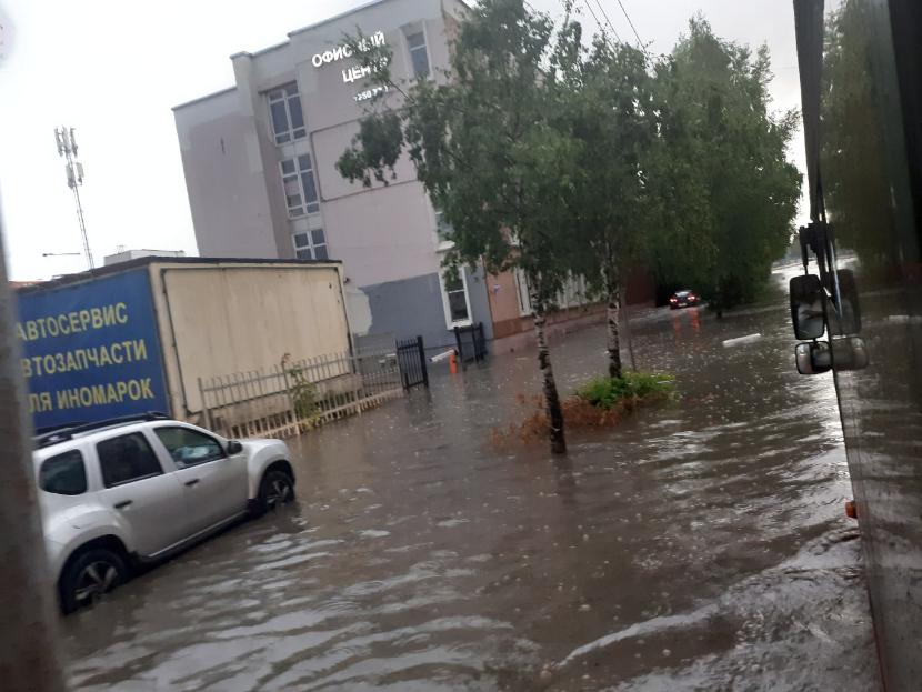 Улицы Казани превратились в реки после дождя