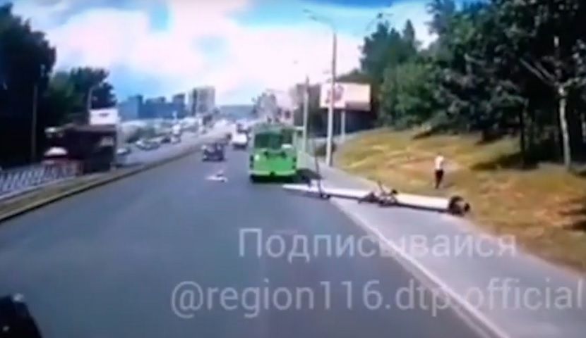 В Казани на троллейбус рухнул столб линии электропередач