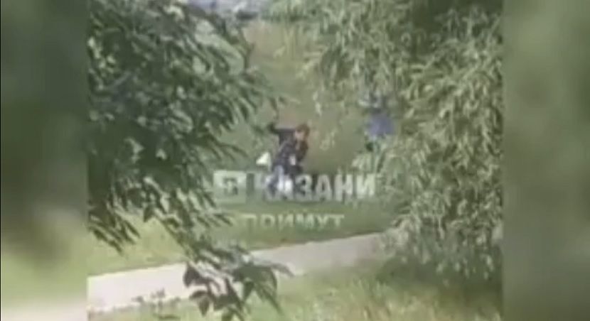 В Казани очевидец снял и выложил в сеть видео избиения женщины