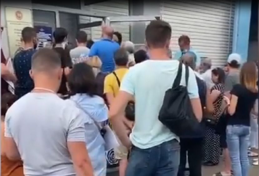 Жители Казани пожаловались на столпотворения у отдела ГИБДД на Тэцевской