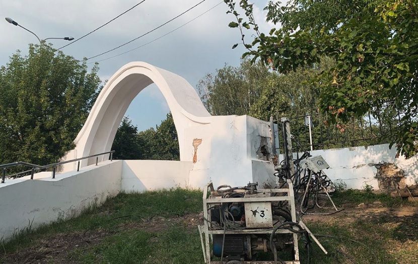 В парке Казани «Черное озеро» реставрируют арку влюбленных