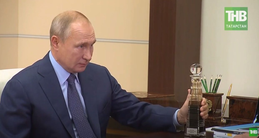 Глава «Роснефти» подарил Владимиру Путину бутылку с премиальной нефтью
